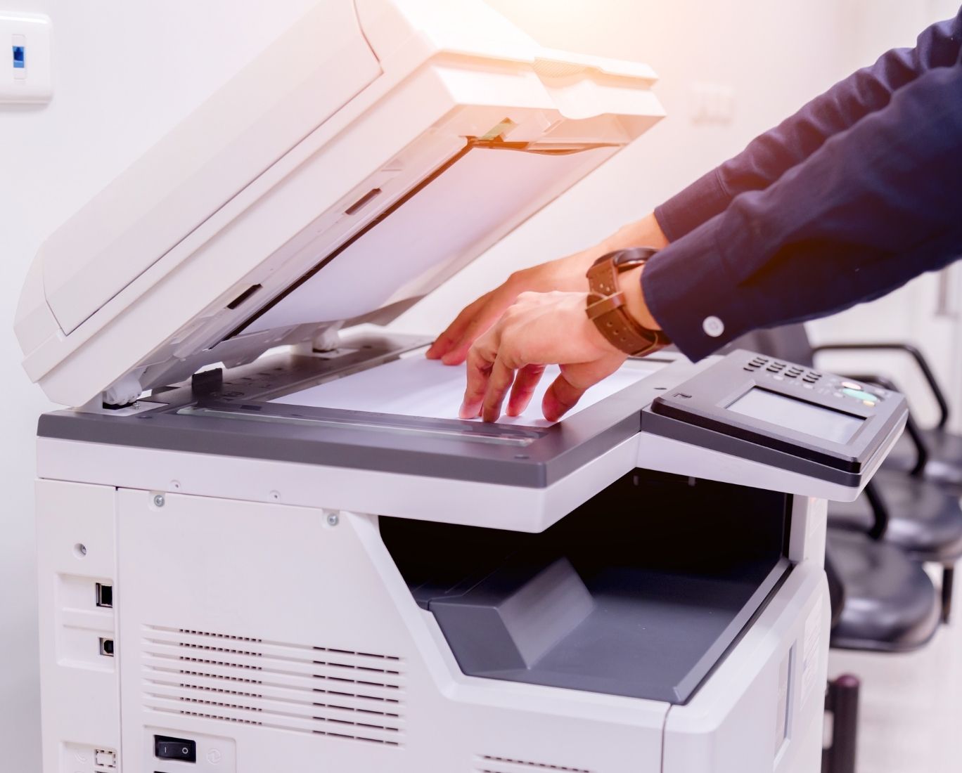 Profissional utilizando copiadora multifuncional de escritório